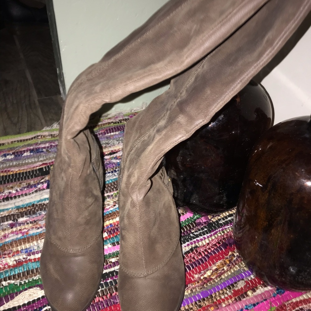 Brown BOOTS - Picture 2 of 3